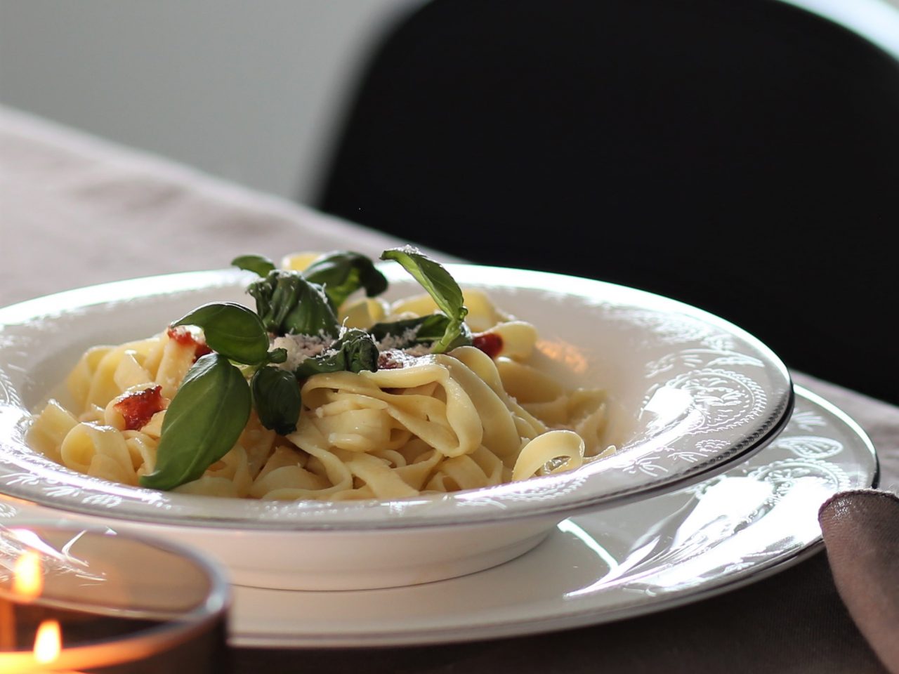 Dyp tallerken med en fristende pastarett